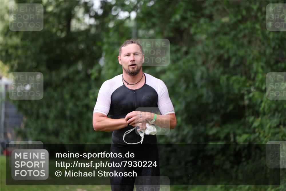 15.06.2025 - 7 Türme Triathlon Michael Strokosch http://msf.ph/oto/7930224 15.06.2025 12:23:16 Schwimmen 353, 376, 388, 422, 436, 457, 474, 546, 558, 606, 681 meine-sportfotos.de