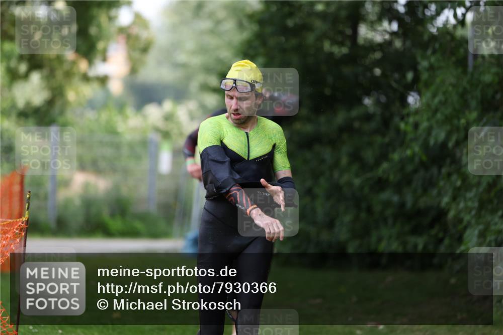 15.06.2025 - 7 Türme Triathlon Michael Strokosch http://msf.ph/oto/7930366 15.06.2025 12:24:23 Schwimmen 355, 361, 449, 527, 643 meine-sportfotos.de
