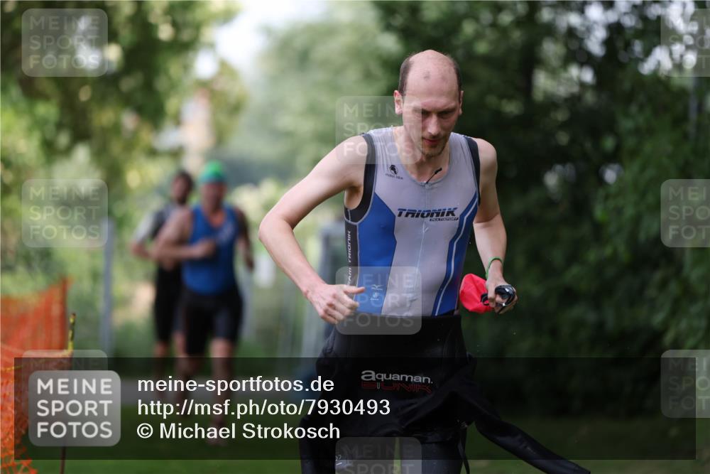 15.06.2025 - 7 Türme Triathlon Michael Strokosch http://msf.ph/oto/7930493 15.06.2025 12:26:10 Schwimmen 393, 469, 479, 600, 621 meine-sportfotos.de