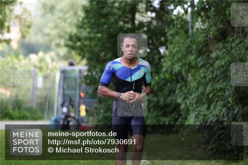15.06.2025 - 7 Türme Triathlon Michael Strokosch http://msf.ph/oto/7930691 15.06.2025 12:27:55 Schwimmen 509, 525 meine-sportfotos.de