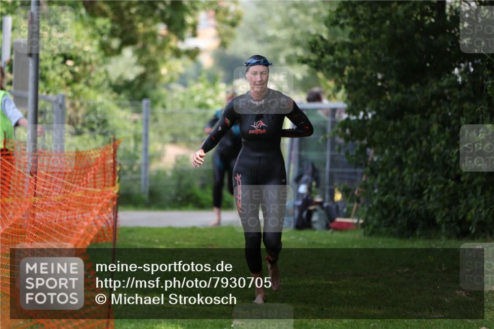 15.06.2025 - 7 Türme Triathlon Michael Strokosch http://msf.ph/oto/7930705 15.06.2025 12:28:29 Schwimmen 421, 564 meine-sportfotos.de