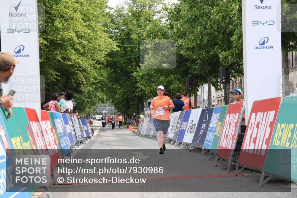 15.06.2025 - REWE Women's Run Strokosch-Dieckow http://msf.ph/oto/7930986 15.06.2025 10:27:24 Ziel 10660 meine-sportfotos.de