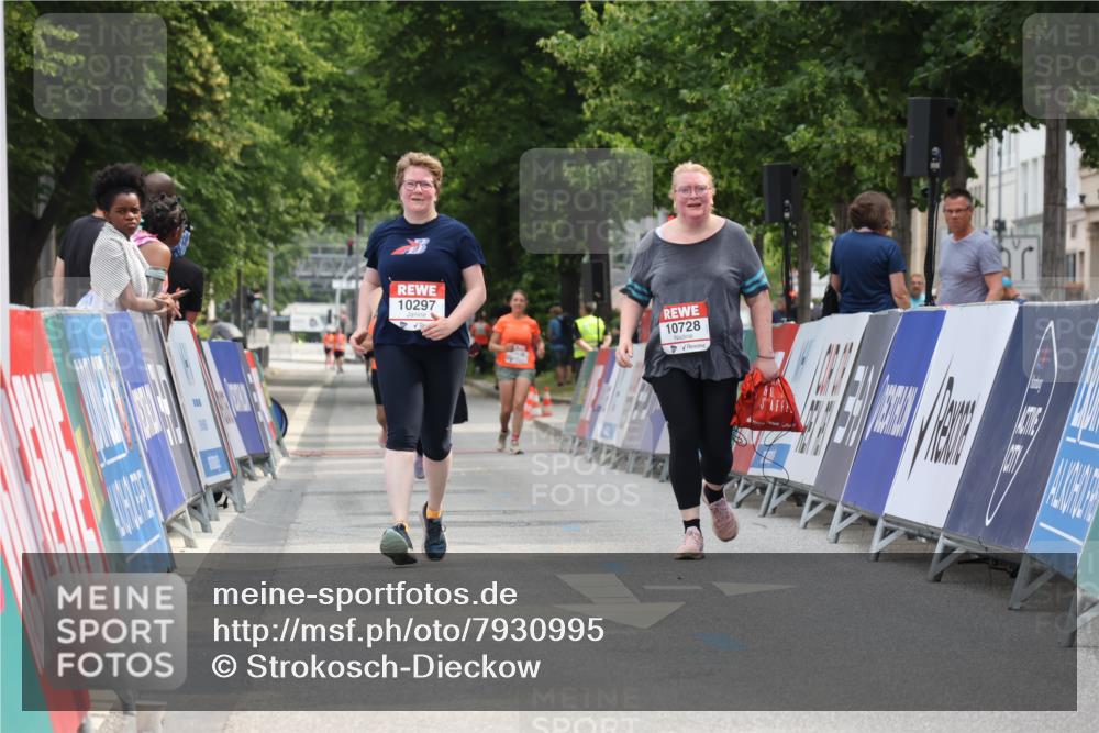 15.06.2025 - REWE Women's Run Strokosch-Dieckow http://msf.ph/oto/7930995 15.06.2025 10:27:59 Ziel 10297, 10728 meine-sportfotos.de