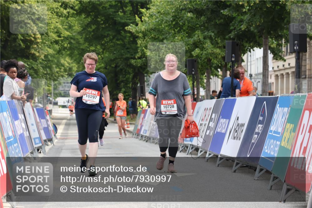 15.06.2025 - REWE Women's Run Strokosch-Dieckow http://msf.ph/oto/7930997 15.06.2025 10:28:00 Ziel 10297, 10728 meine-sportfotos.de
