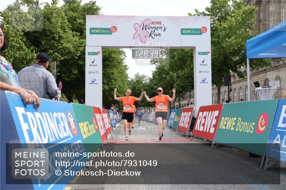15.06.2025 - REWE Women's Run Strokosch-Dieckow http://msf.ph/oto/7931049 15.06.2025 10:29:18 Ziel 10065, 10180, 10420, 10689 meine-sportfotos.de