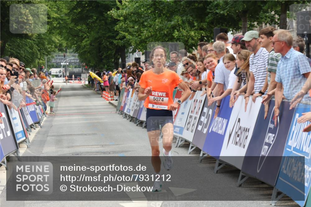 15.06.2025 - REWE Women's Run Strokosch-Dieckow http://msf.ph/oto/7931212 15.06.2025 10:50:34 Ziel 5074 meine-sportfotos.de