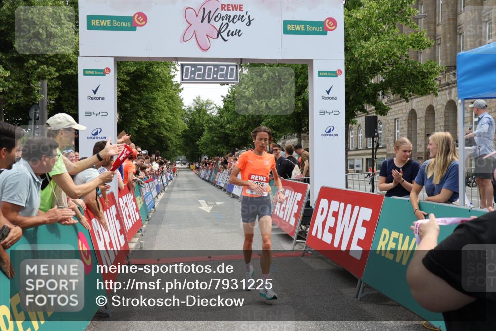 15.06.2025 - REWE Women's Run Strokosch-Dieckow http://msf.ph/oto/7931225 15.06.2025 10:50:37 Ziel 5074 meine-sportfotos.de