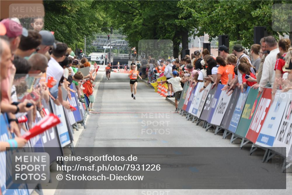 15.06.2025 - REWE Women's Run Strokosch-Dieckow http://msf.ph/oto/7931226 15.06.2025 10:51:19 Ziel  meine-sportfotos.de