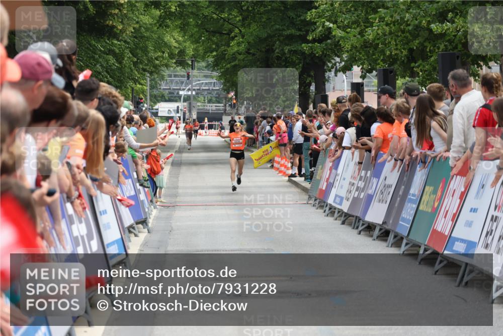 15.06.2025 - REWE Women's Run Strokosch-Dieckow http://msf.ph/oto/7931228 15.06.2025 10:51:21 Ziel  meine-sportfotos.de