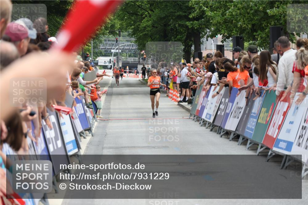 15.06.2025 - REWE Women's Run Strokosch-Dieckow http://msf.ph/oto/7931229 15.06.2025 10:51:23 Ziel  meine-sportfotos.de