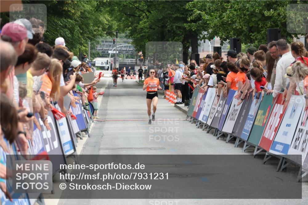 15.06.2025 - REWE Women's Run Strokosch-Dieckow http://msf.ph/oto/7931231 15.06.2025 10:51:25 Ziel  meine-sportfotos.de