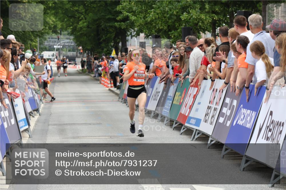 15.06.2025 - REWE Women's Run Strokosch-Dieckow http://msf.ph/oto/7931237 15.06.2025 10:51:32 Ziel 5535 meine-sportfotos.de
