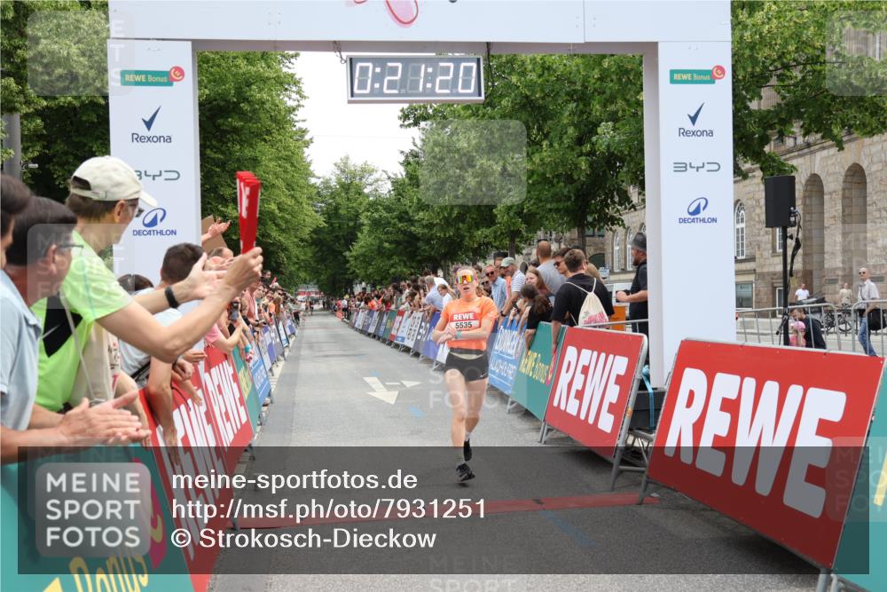 15.06.2025 - REWE Women's Run Strokosch-Dieckow http://msf.ph/oto/7931251 15.06.2025 10:51:36 Ziel 5535 meine-sportfotos.de