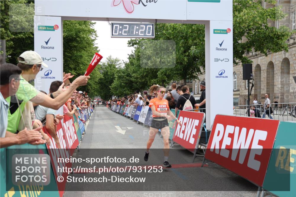 15.06.2025 - REWE Women's Run Strokosch-Dieckow http://msf.ph/oto/7931253 15.06.2025 10:51:37 Ziel 5535 meine-sportfotos.de