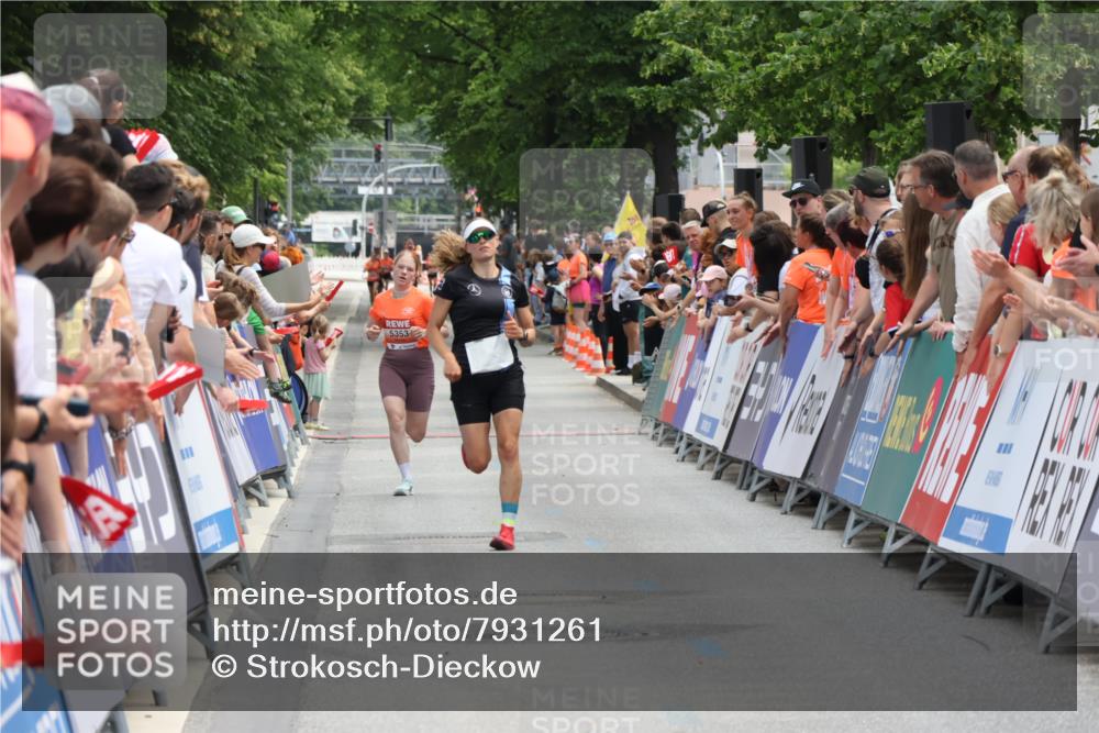 15.06.2025 - REWE Women's Run Strokosch-Dieckow http://msf.ph/oto/7931261 15.06.2025 10:51:53 Ziel 5065 meine-sportfotos.de