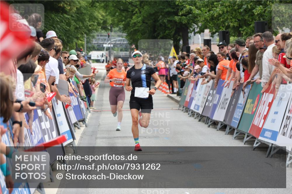15.06.2025 - REWE Women's Run Strokosch-Dieckow http://msf.ph/oto/7931262 15.06.2025 10:51:54 Ziel 5065 meine-sportfotos.de