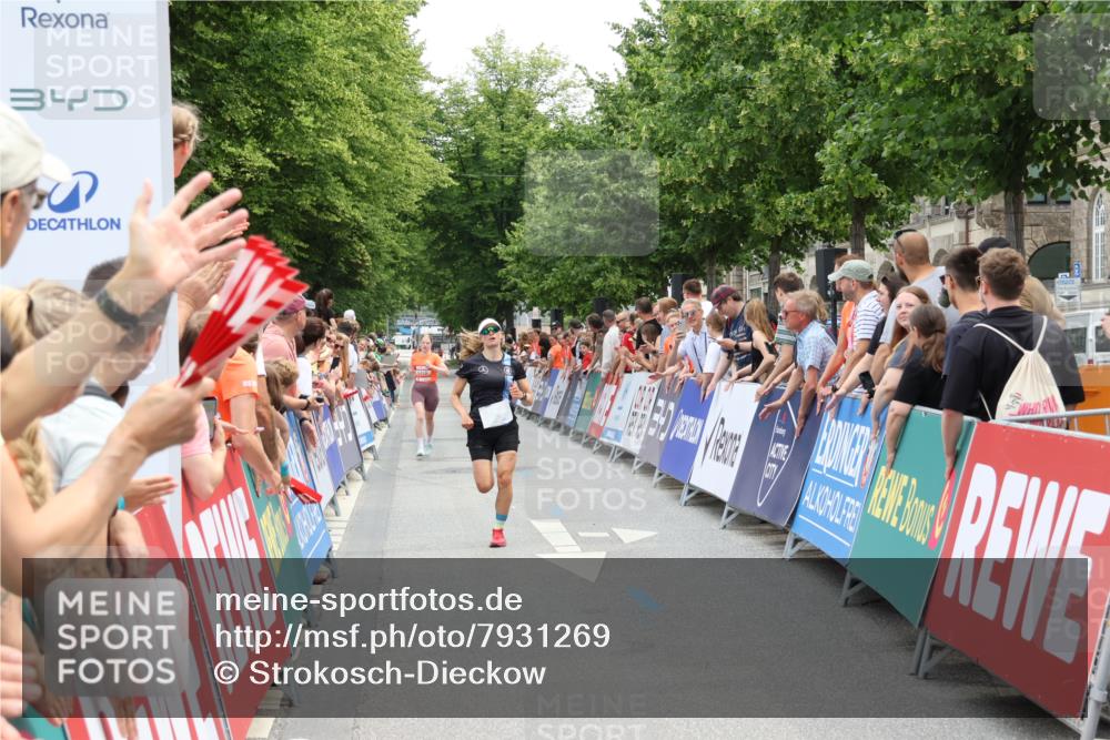 15.06.2025 - REWE Women's Run Strokosch-Dieckow http://msf.ph/oto/7931269 15.06.2025 10:51:56 Ziel 5065, 5353 meine-sportfotos.de