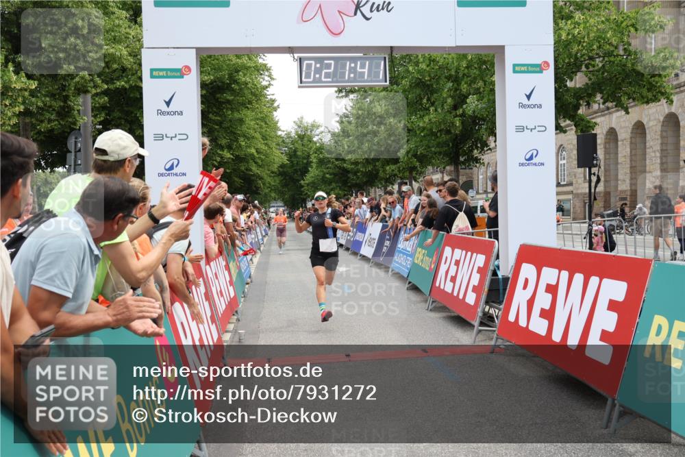 15.06.2025 - REWE Women's Run Strokosch-Dieckow http://msf.ph/oto/7931272 15.06.2025 10:51:58 Ziel 5065, 5353 meine-sportfotos.de
