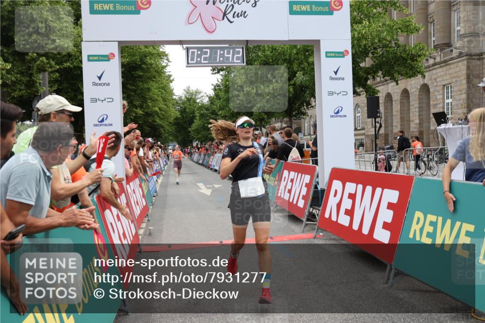 15.06.2025 - REWE Women's Run Strokosch-Dieckow http://msf.ph/oto/7931277 15.06.2025 10:51:59 Ziel 5065, 5353 meine-sportfotos.de