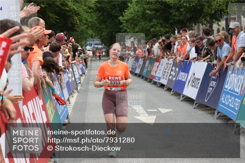 15.06.2025 - REWE Women's Run Strokosch-Dieckow http://msf.ph/oto/7931280 15.06.2025 10:52:01 Ziel 5065, 5353 meine-sportfotos.de