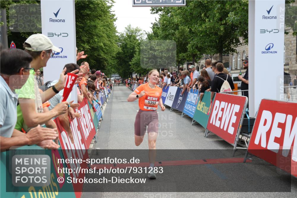 15.06.2025 - REWE Women's Run Strokosch-Dieckow http://msf.ph/oto/7931283 15.06.2025 10:52:02 Ziel 5065, 5353 meine-sportfotos.de