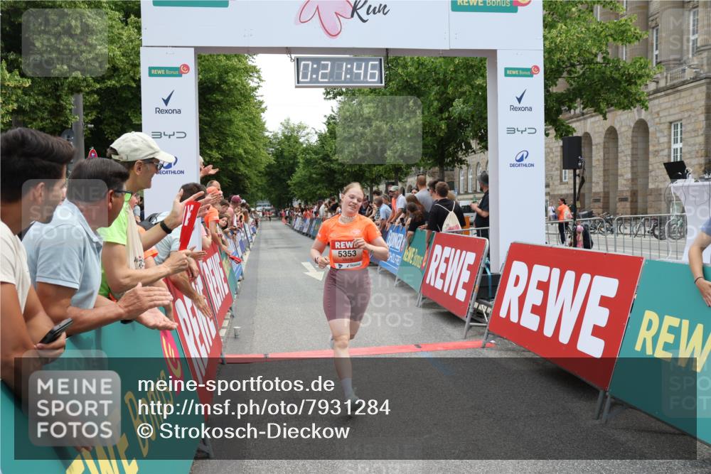 15.06.2025 - REWE Women's Run Strokosch-Dieckow http://msf.ph/oto/7931284 15.06.2025 10:52:02 Ziel 5065, 5353 meine-sportfotos.de