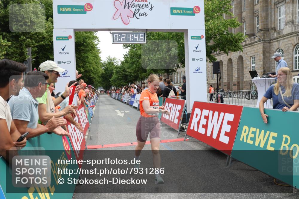 15.06.2025 - REWE Women's Run Strokosch-Dieckow http://msf.ph/oto/7931286 15.06.2025 10:52:03 Ziel 5065, 5353 meine-sportfotos.de