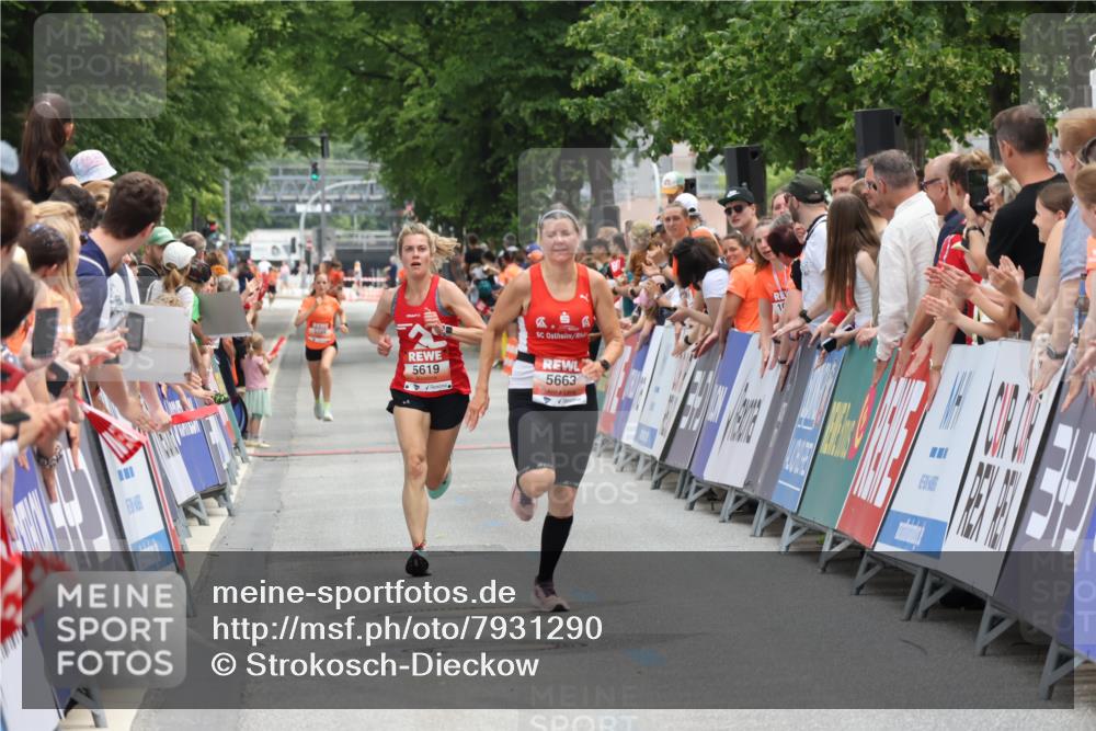 15.06.2025 - REWE Women's Run Strokosch-Dieckow http://msf.ph/oto/7931290 15.06.2025 10:52:18 Ziel 5619, 5663 meine-sportfotos.de