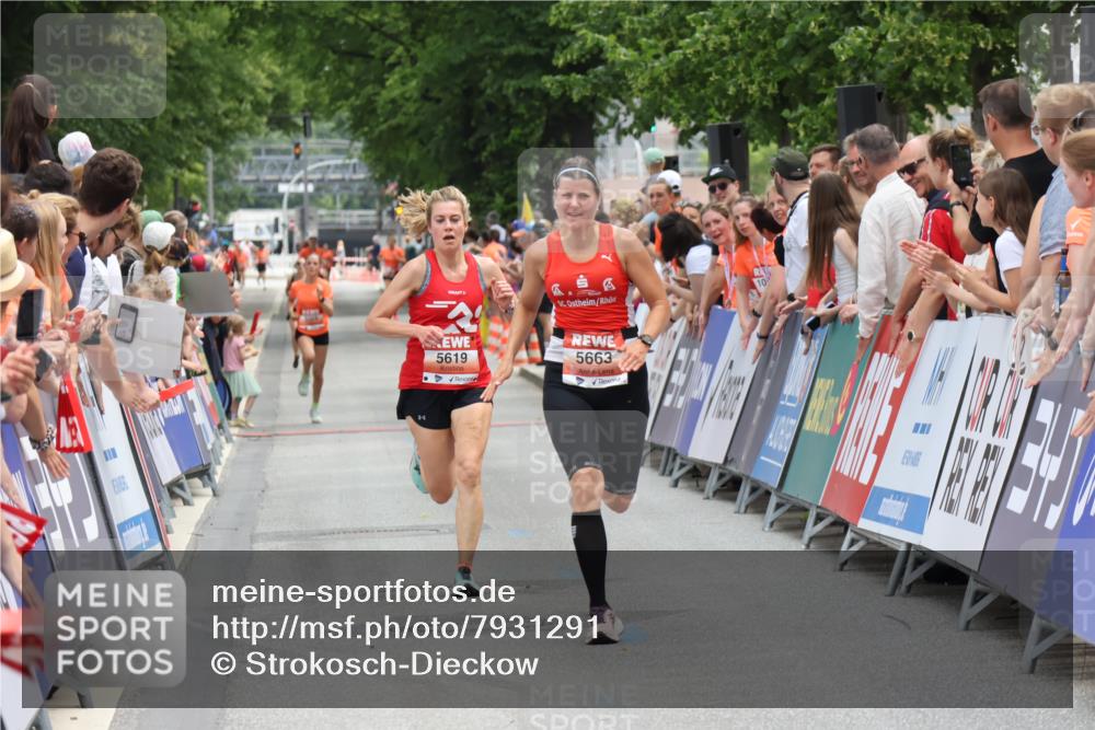 15.06.2025 - REWE Women's Run Strokosch-Dieckow http://msf.ph/oto/7931291 15.06.2025 10:52:19 Ziel 5619, 5663 meine-sportfotos.de