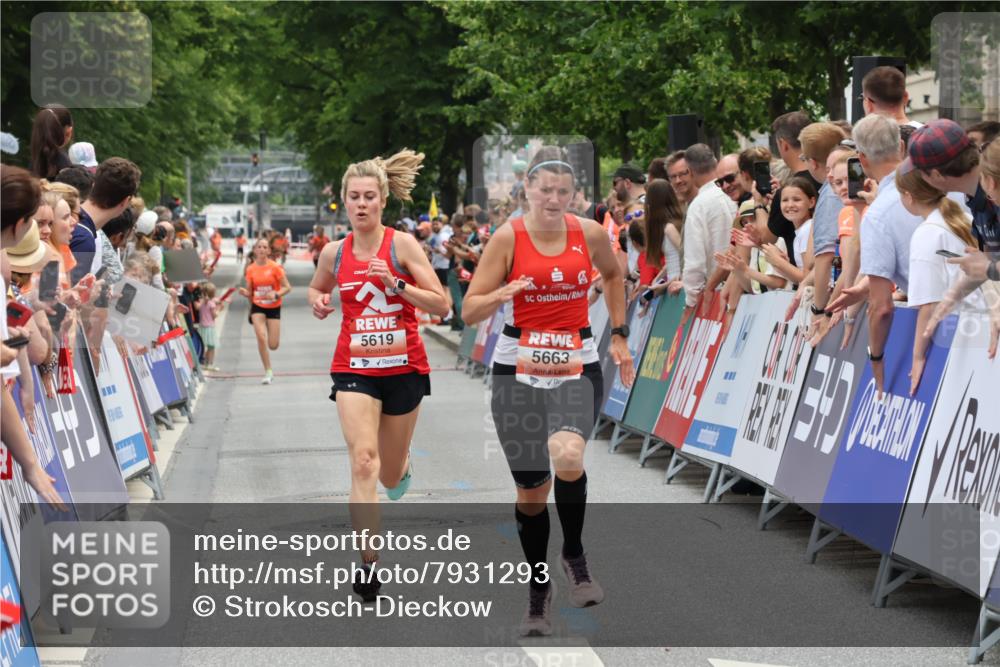 15.06.2025 - REWE Women's Run Strokosch-Dieckow http://msf.ph/oto/7931293 15.06.2025 10:52:21 Ziel 5619, 5663 meine-sportfotos.de