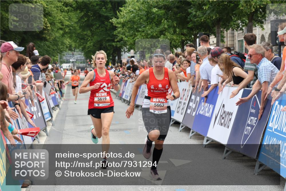 15.06.2025 - REWE Women's Run Strokosch-Dieckow http://msf.ph/oto/7931294 15.06.2025 10:52:22 Ziel 5619, 5663 meine-sportfotos.de