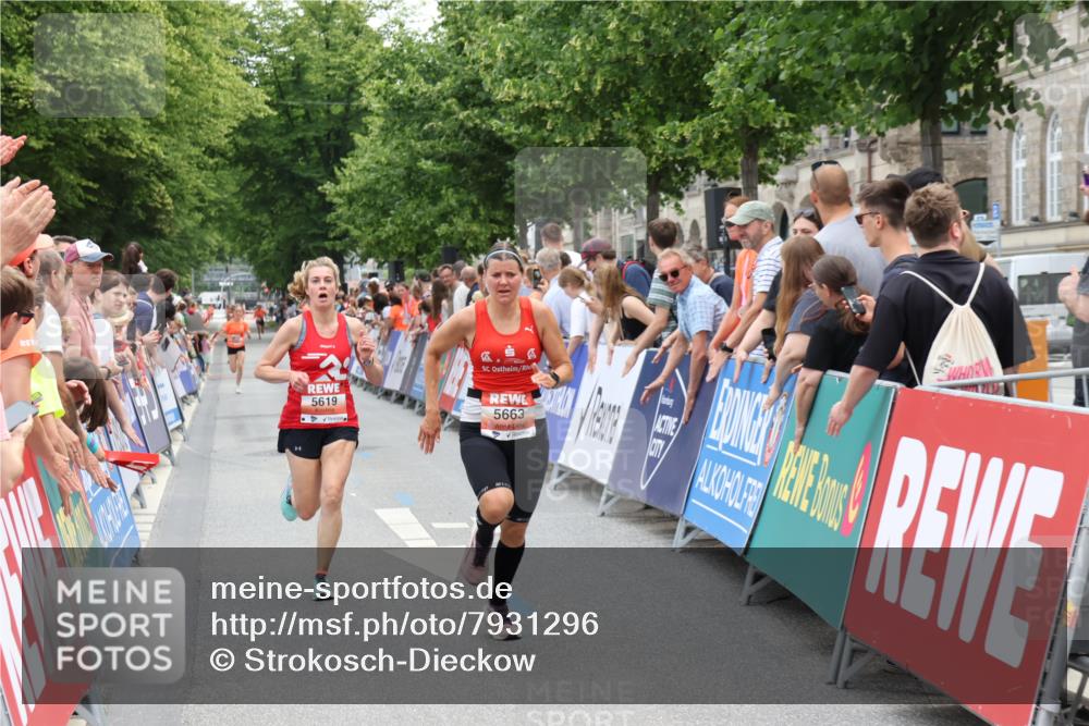 15.06.2025 - REWE Women's Run Strokosch-Dieckow http://msf.ph/oto/7931296 15.06.2025 10:52:22 Ziel 5619, 5663 meine-sportfotos.de
