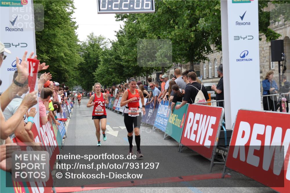 15.06.2025 - REWE Women's Run Strokosch-Dieckow http://msf.ph/oto/7931297 15.06.2025 10:52:23 Ziel 5619, 5663 meine-sportfotos.de