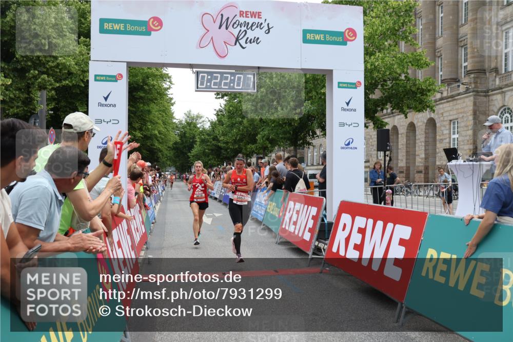 15.06.2025 - REWE Women's Run Strokosch-Dieckow http://msf.ph/oto/7931299 15.06.2025 10:52:23 Ziel 5619, 5663 meine-sportfotos.de