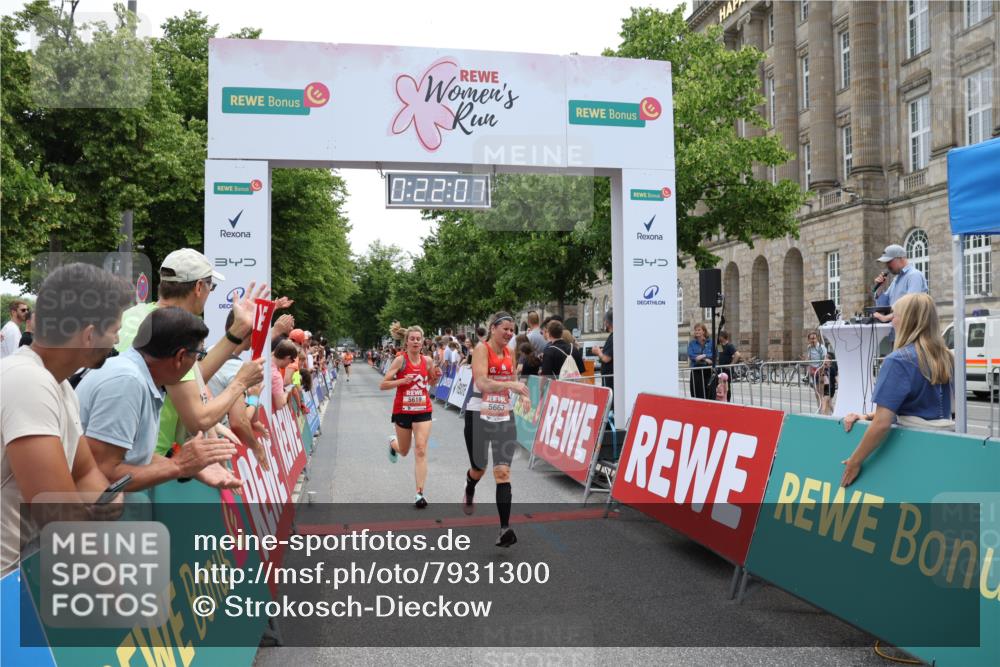 15.06.2025 - REWE Women's Run Strokosch-Dieckow http://msf.ph/oto/7931300 15.06.2025 10:52:24 Ziel 5269, 5619, 5663 meine-sportfotos.de