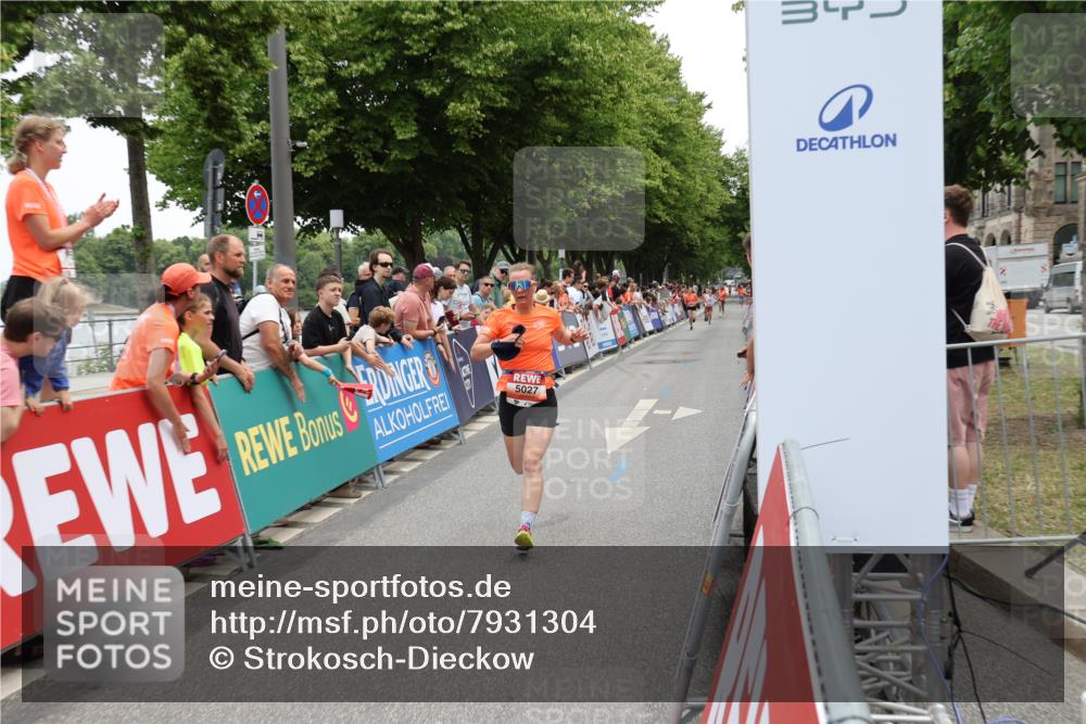 15.06.2025 - REWE Women's Run Strokosch-Dieckow http://msf.ph/oto/7931304 15.06.2025 10:53:38 Ziel 5027 meine-sportfotos.de