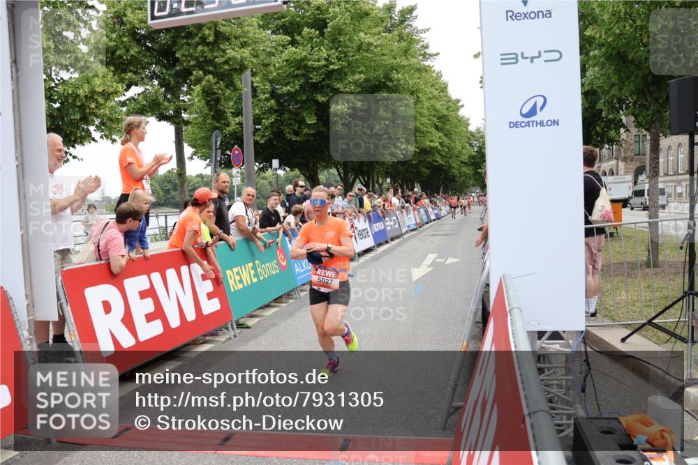 15.06.2025 - REWE Women's Run Strokosch-Dieckow http://msf.ph/oto/7931305 15.06.2025 10:53:39 Ziel 5027 meine-sportfotos.de