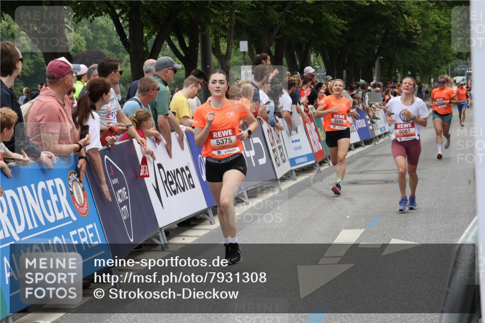 15.06.2025 - REWE Women's Run Strokosch-Dieckow http://msf.ph/oto/7931308 15.06.2025 10:53:47 Ziel 5081, 5375, 5607, 5685 meine-sportfotos.de