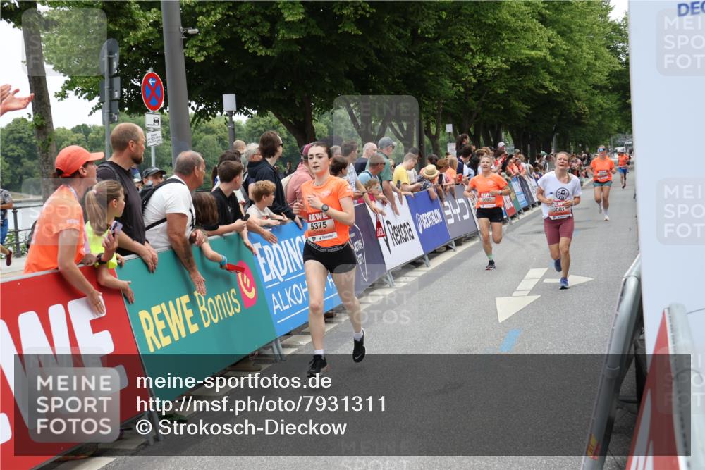 15.06.2025 - REWE Women's Run Strokosch-Dieckow http://msf.ph/oto/7931311 15.06.2025 10:53:48 Ziel 5081, 5375, 5607, 5685 meine-sportfotos.de