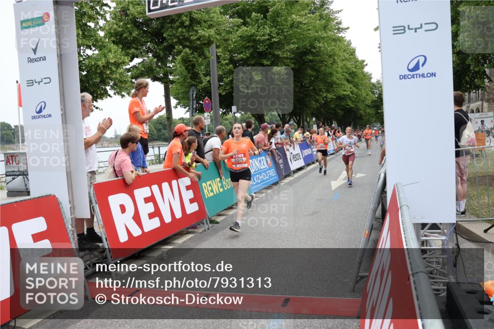 15.06.2025 - REWE Women's Run Strokosch-Dieckow http://msf.ph/oto/7931313 15.06.2025 10:53:48 Ziel 5081, 5375, 5607, 5685 meine-sportfotos.de