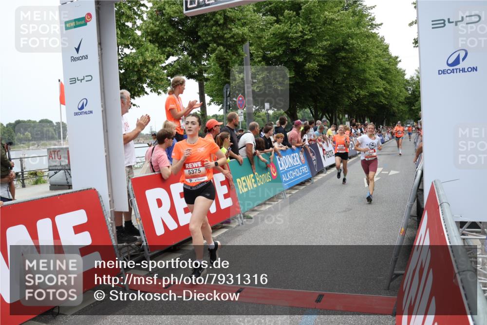 15.06.2025 - REWE Women's Run Strokosch-Dieckow http://msf.ph/oto/7931316 15.06.2025 10:53:49 Ziel 5081, 5375, 5607, 5685 meine-sportfotos.de