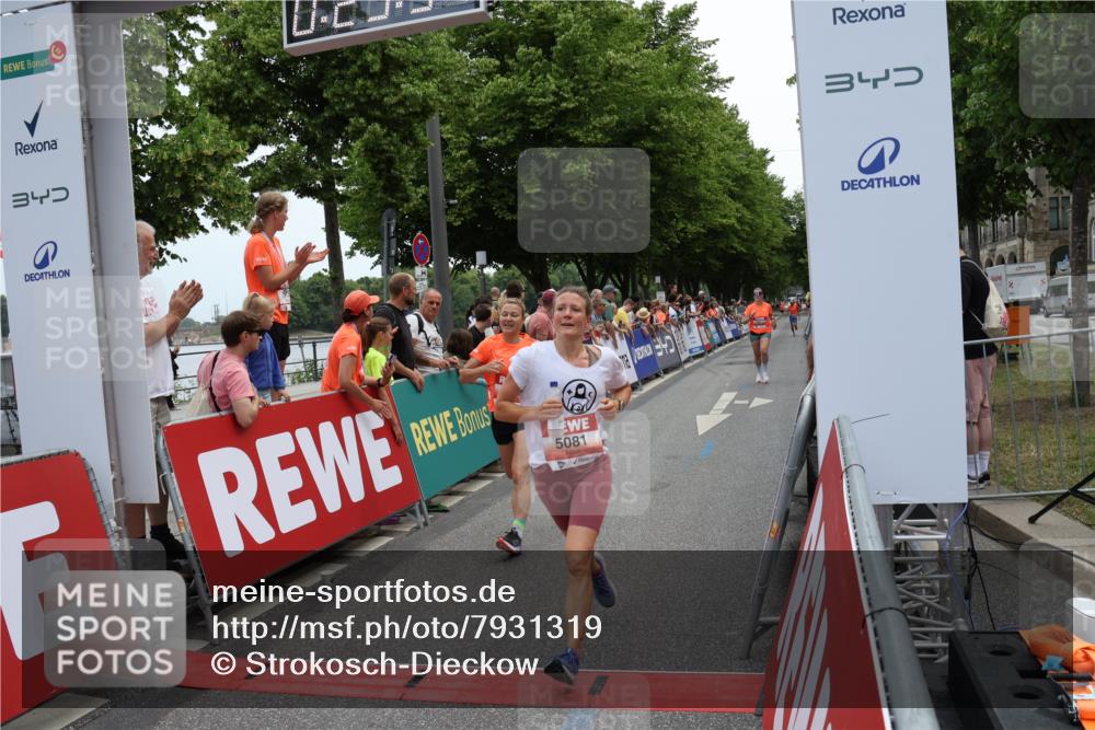 15.06.2025 - REWE Women's Run Strokosch-Dieckow http://msf.ph/oto/7931319 15.06.2025 10:53:50 Ziel 5081, 5375, 5607, 5685 meine-sportfotos.de