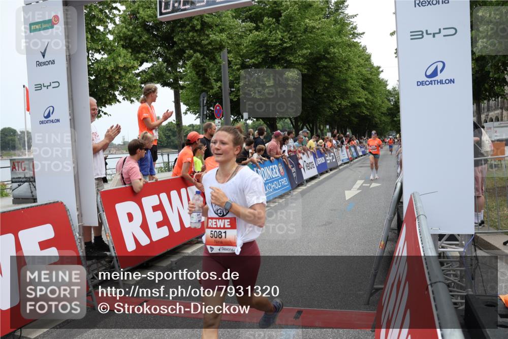 15.06.2025 - REWE Women's Run Strokosch-Dieckow http://msf.ph/oto/7931320 15.06.2025 10:53:51 Ziel 5081, 5375, 5607, 5685 meine-sportfotos.de