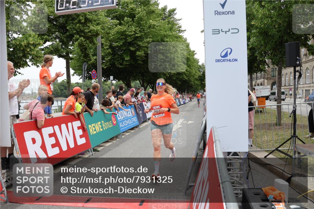 15.06.2025 - REWE Women's Run Strokosch-Dieckow http://msf.ph/oto/7931325 15.06.2025 10:53:53 Ziel 5081, 5276, 5375, 5607, 5685 meine-sportfotos.de