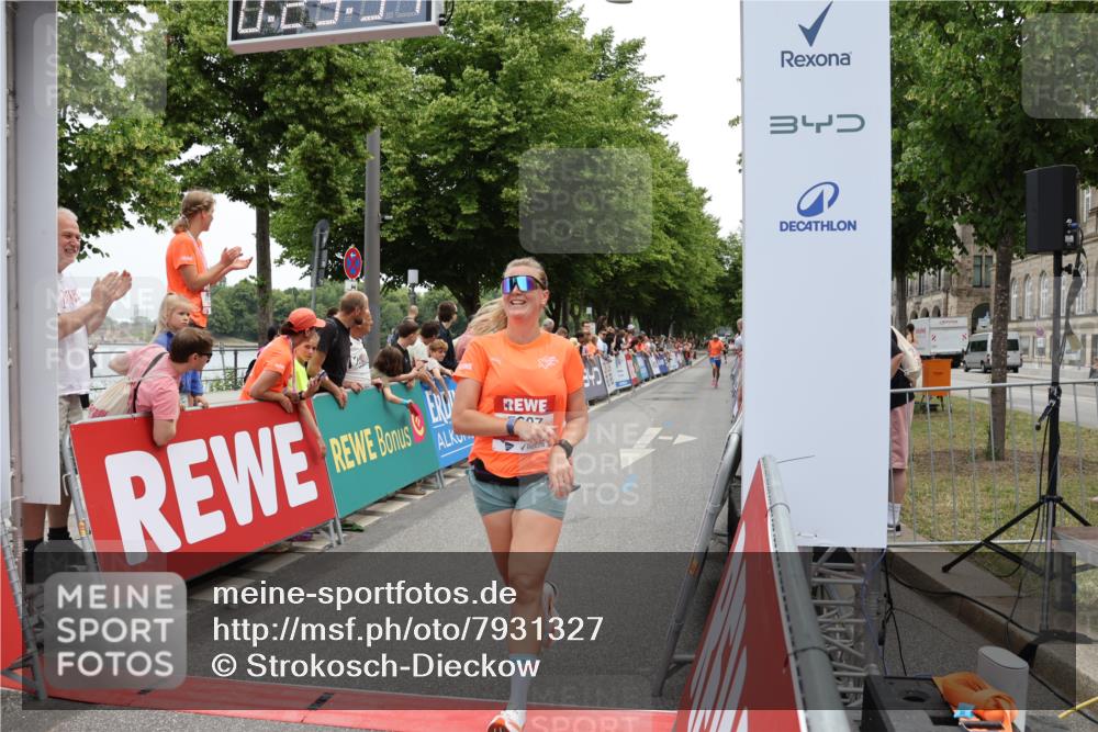 15.06.2025 - REWE Women's Run Strokosch-Dieckow http://msf.ph/oto/7931327 15.06.2025 10:53:54 Ziel 5081, 5276, 5375, 5607, 5685 meine-sportfotos.de
