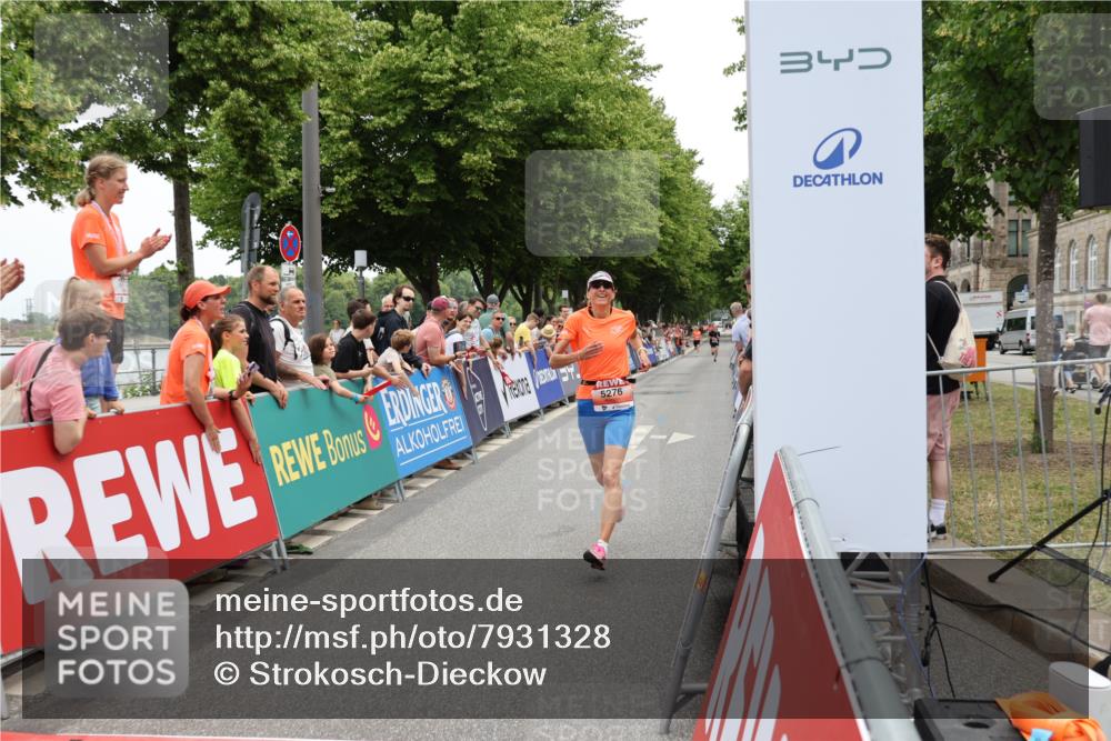15.06.2025 - REWE Women's Run Strokosch-Dieckow http://msf.ph/oto/7931328 15.06.2025 10:53:59 Ziel 5276, 5607 meine-sportfotos.de