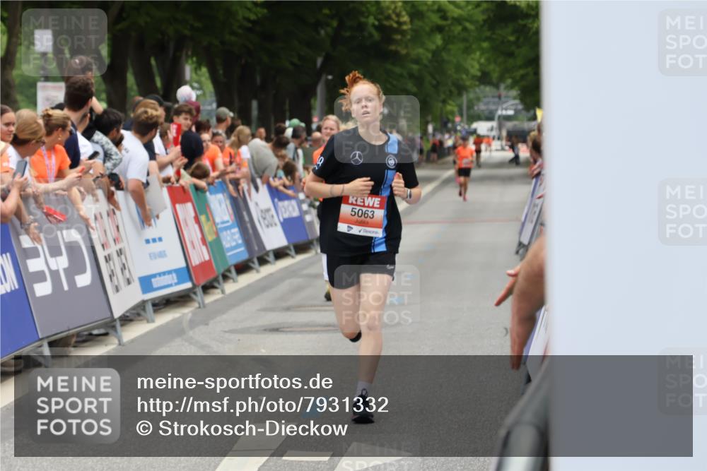 15.06.2025 - REWE Women's Run Strokosch-Dieckow http://msf.ph/oto/7931332 15.06.2025 10:54:06 Ziel 5063, 5163, 5276 meine-sportfotos.de