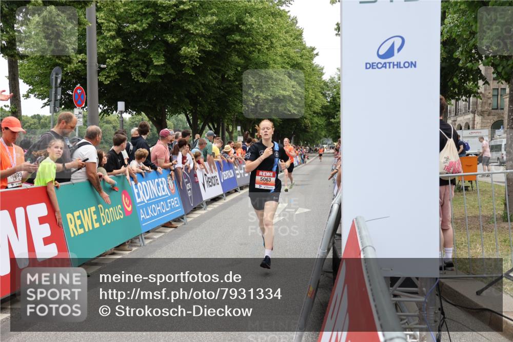 15.06.2025 - REWE Women's Run Strokosch-Dieckow http://msf.ph/oto/7931334 15.06.2025 10:54:08 Ziel 5063, 5163 meine-sportfotos.de