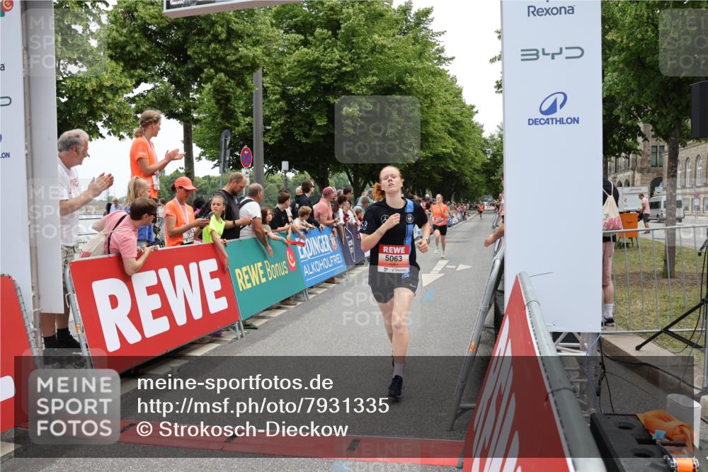 15.06.2025 - REWE Women's Run Strokosch-Dieckow http://msf.ph/oto/7931335 15.06.2025 10:54:09 Ziel 5063, 5163 meine-sportfotos.de