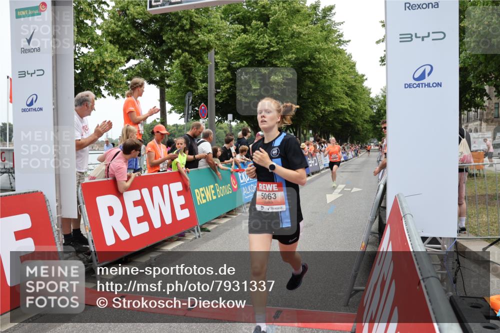 15.06.2025 - REWE Women's Run Strokosch-Dieckow http://msf.ph/oto/7931337 15.06.2025 10:54:09 Ziel 5063, 5163 meine-sportfotos.de